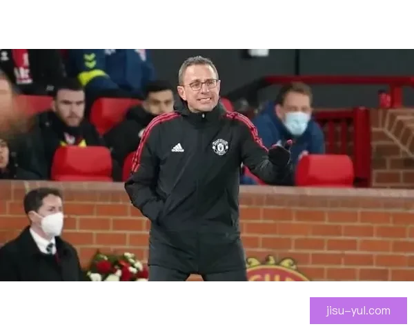 英足总杯教练球员场边与观众斗殴 英足总杯教练球员场边与观众斗殴